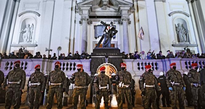 Żandarmeria Wojskowa, policja oraz członkowie środowisk prawicowych przed kościołem p.w. Świętego Krzyża w Warszawie.