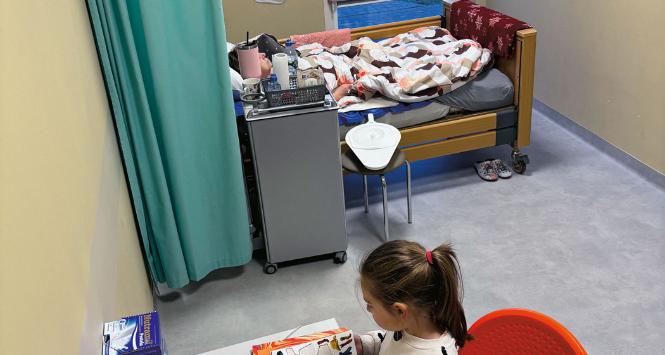 Wnuczka Hania w odwiedzinach u babci Elżbiety